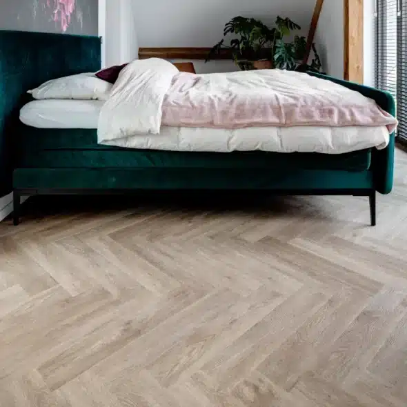 De Vloeren Kenner PVC vloer, visgraat PVC in de kleur VE55 -sfeerbeeld